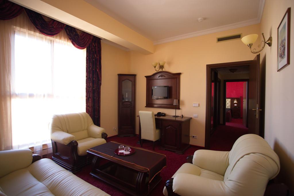 President Hotel Bacău Extérieur photo