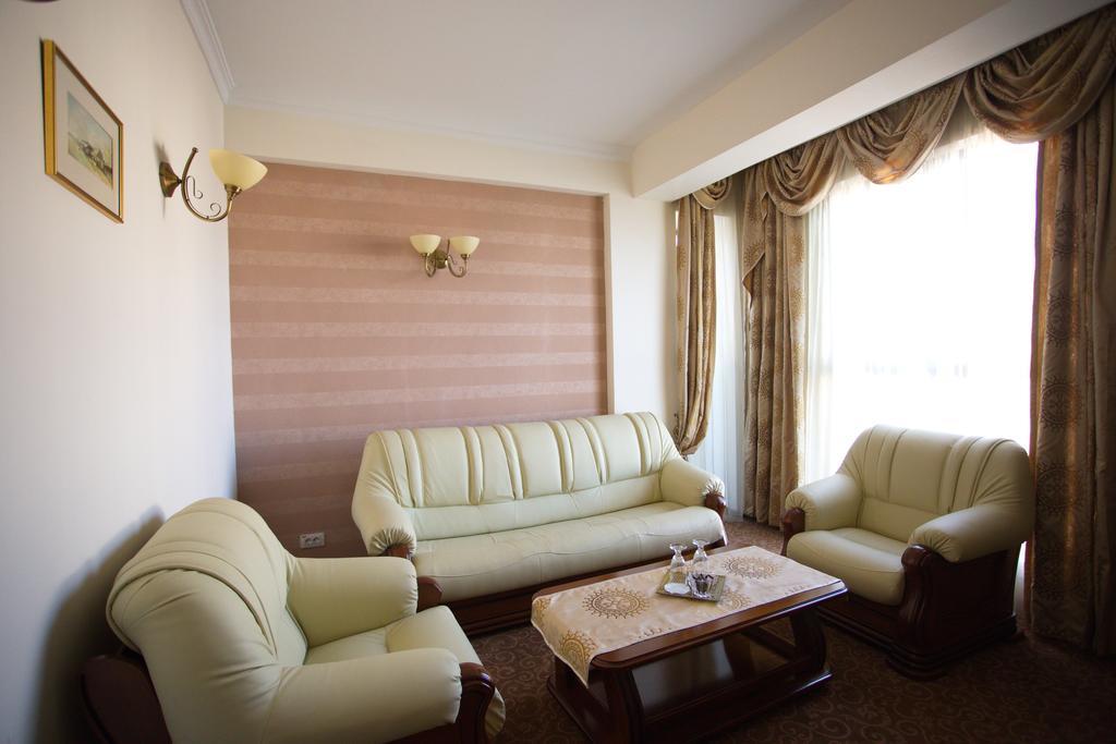President Hotel Bacău Extérieur photo